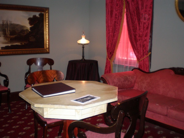Místnost určená ke čtení v Poeově domě.